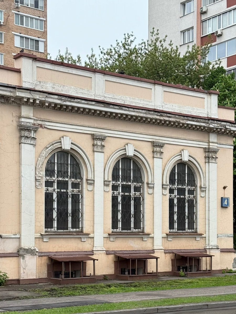 Фото автора канала. Бывшее отделение Сибирского торгового банка.