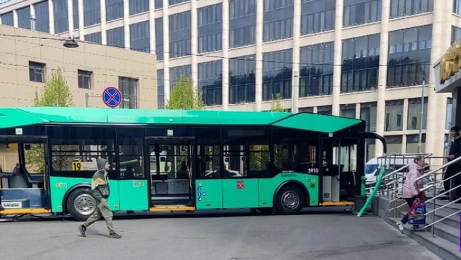    ДТП с участием рейсового автобуса в центре Петербурга. Автор фото: ДТП и ЧП / Санкт-Петербург / Питер Онлайн / СПб