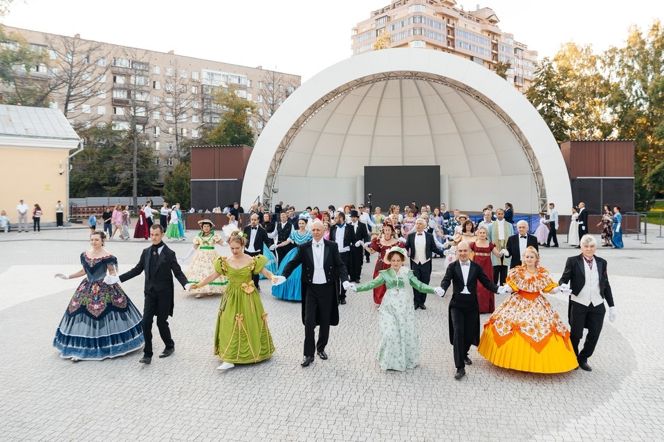    Уличный бал в Центральном парке Новосибирска. Фото: предоставлено Анной Заворотинской
