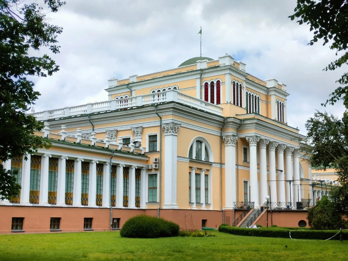Адрес: площадь Ленина, дом 4