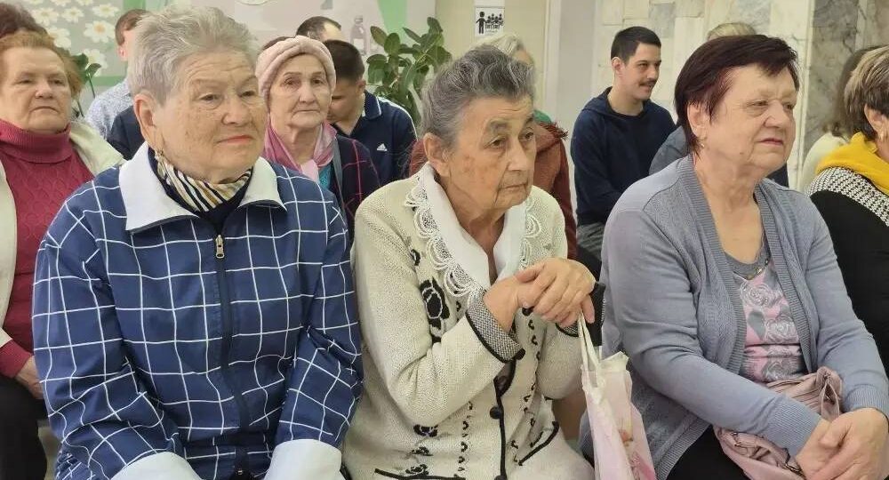 В Волгодонске дошколята подарили людям старшего возраста концерт ко Дню Победы