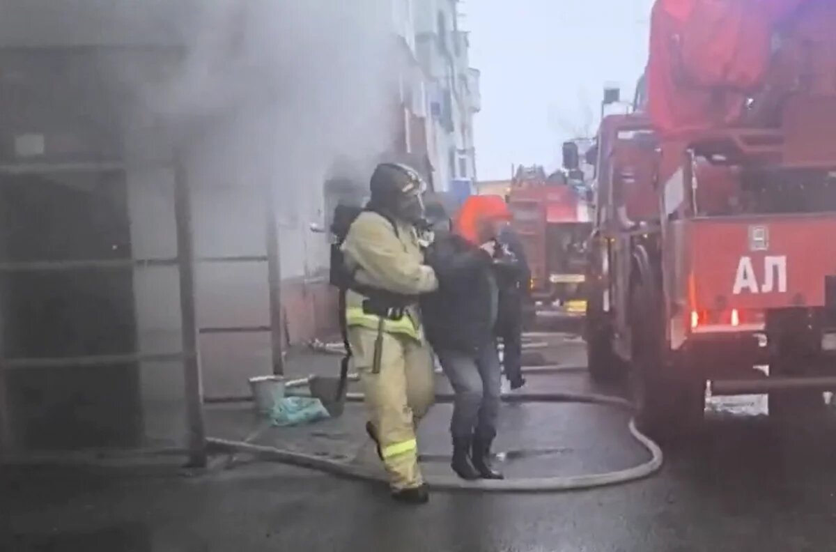    В Петропавловске жильцов многоэтажки эвакуируют из-за пожара в подвале