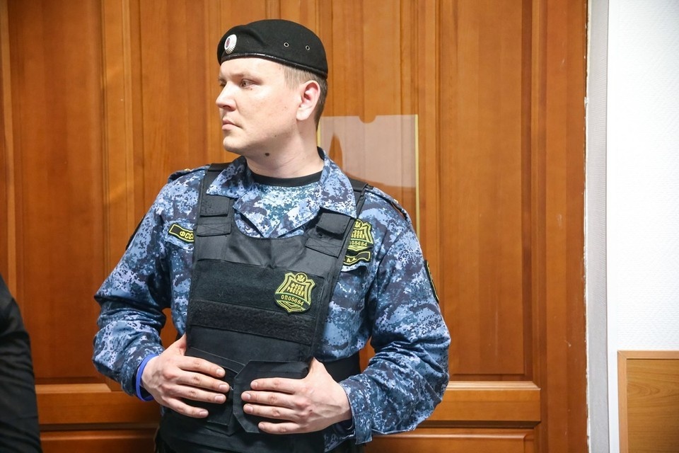    В Красноярске злостный алиментщик сбежал от судебных приставов в окно ИВАНОВА Диана