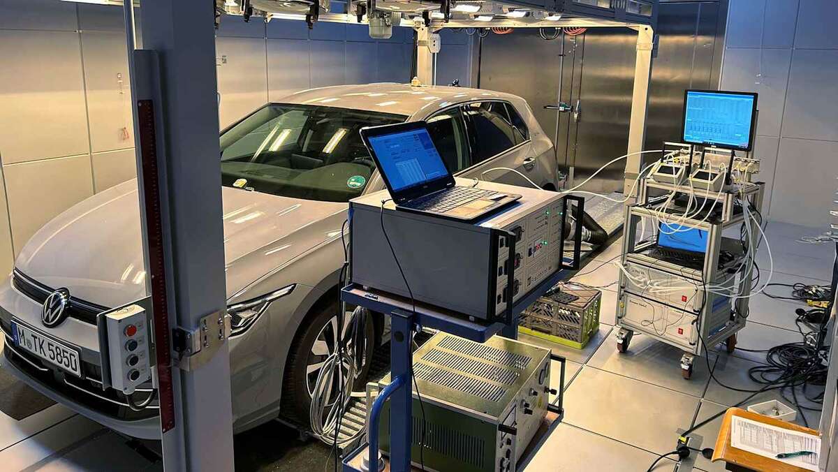 Для исследования новые автомобили были помещены в испытательную камеру, где были смоделированы три типичных для повседневной жизни состояния: