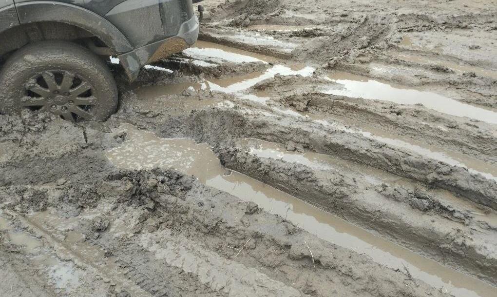    «Скорые смогут если только на самолете прилететь»: Село в Оренбургской области снова вязнет в грязи
