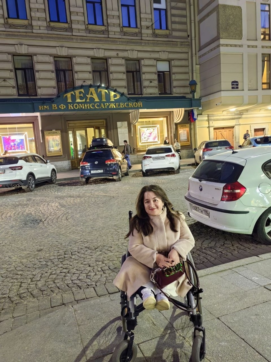 Это я уже после спектакля, довольная визитом.