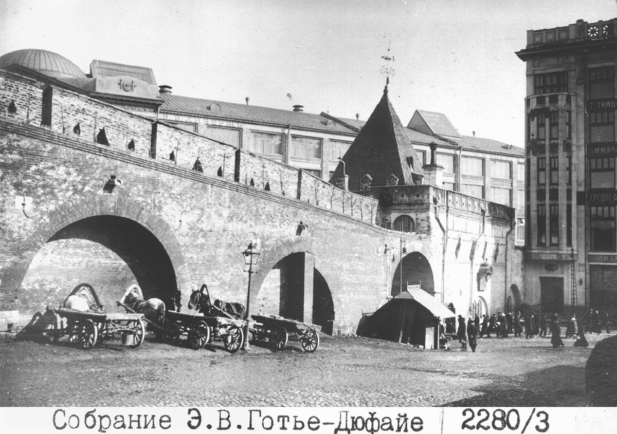 Китайгородская стена имела общую длину около 2,5 км и охватывала площадь в 63 гектара. В ней было 9 ворот и 14 башен. Стена была ниже кремлёвских, но толще, что позволяло удобно размещать орудия