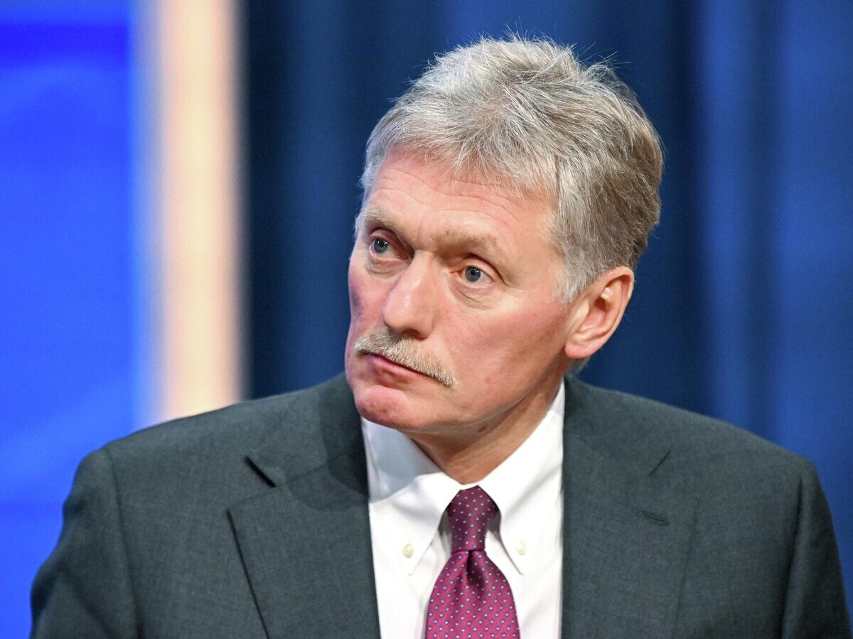    Пресс-секретарь президента России Дмитрий Песков во время специальной программы "Итоги года" с Владимиром Путиным в Москве | © РИА Новости / Сергей Бобылев