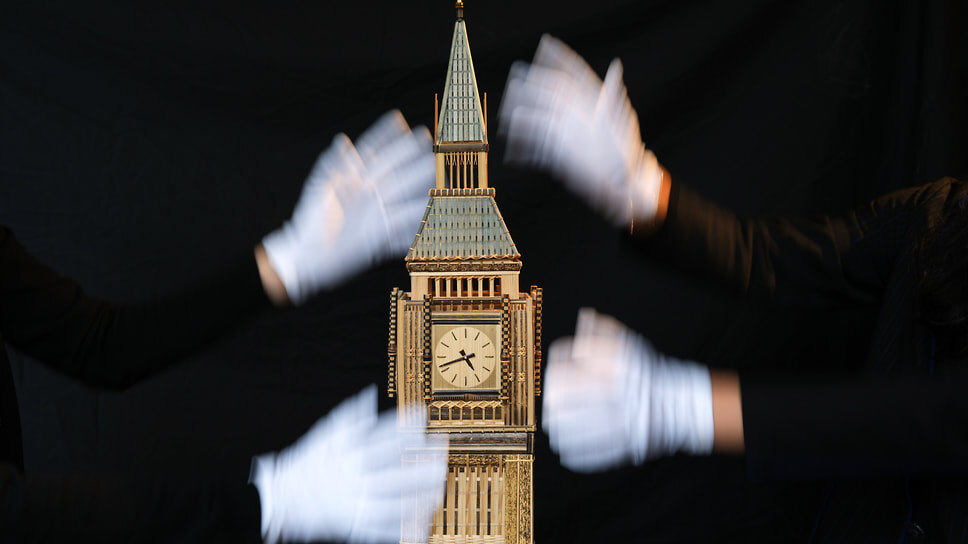 Бамбуковая копия Биг-Бена, работа гонконгского художника Inkgo Lam .📷Фото: Kirsty Wigglesworth / AP