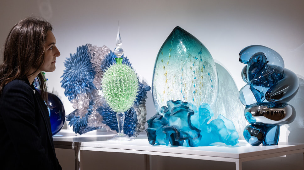Работы из стекла, представленные галереей Vessel Gallery .📷Фото: Tristan Fewings / Getty Images for Sothebys