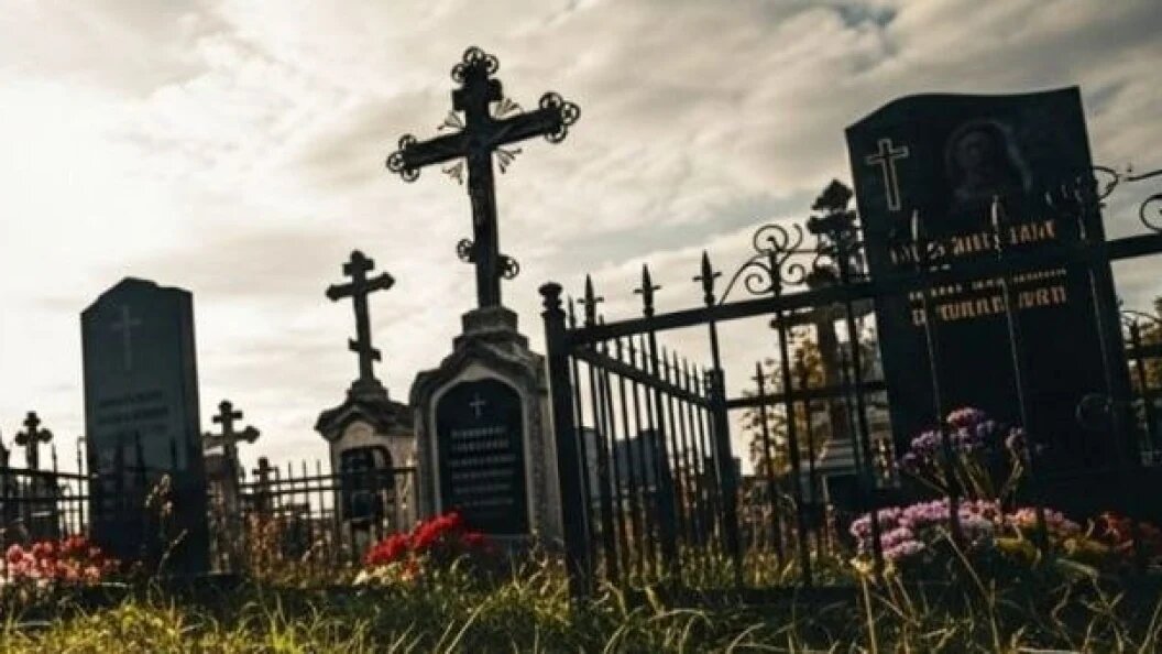   Священник ответил, есть ли связь умершего с его могилой. Коллаж Царьграда