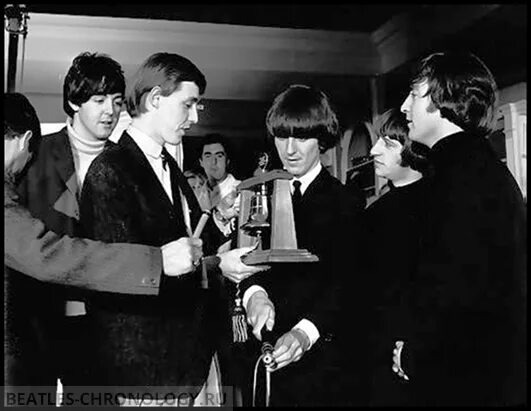 Саймон Ди в апреле 1965-го вручает "битлам" премию Radio Caroline
