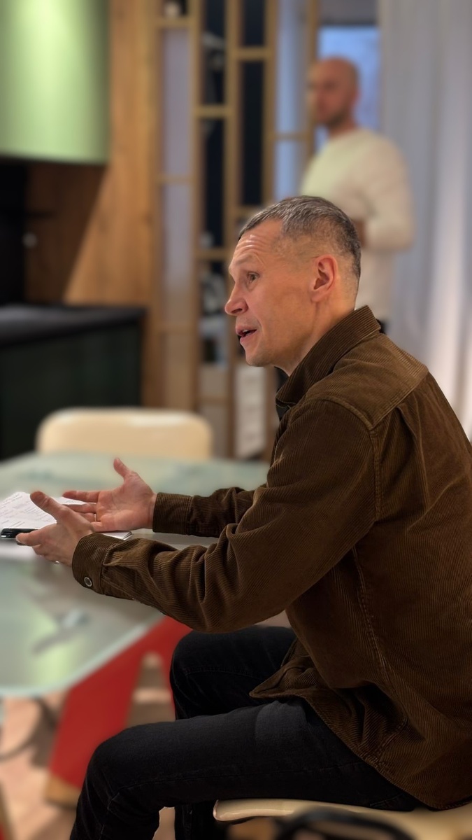 Директор «Пятого Элемента» Митраков П.П. контролирует качество изготовления кухни - Контроль качества на каждом этапе — наша гарантия надёжности.