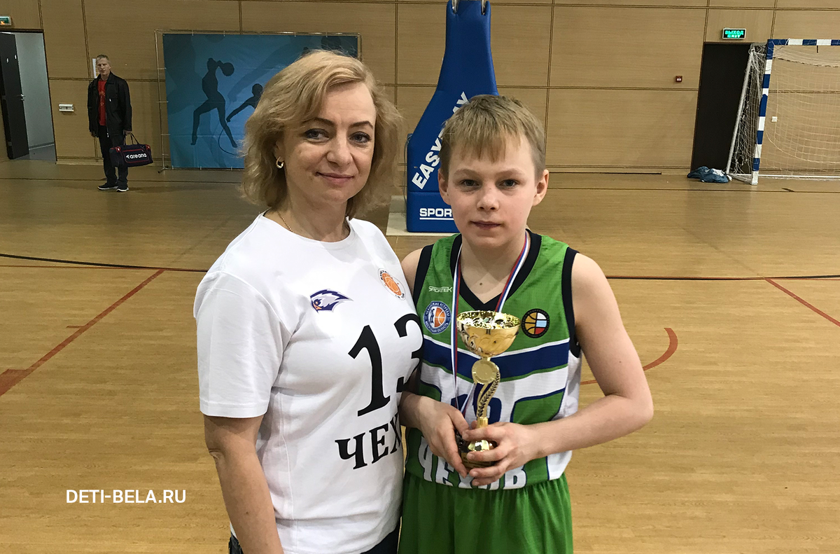 В школе Матвей серьёзно увлекался баскетболом. У него много медалей, кубков и грамот