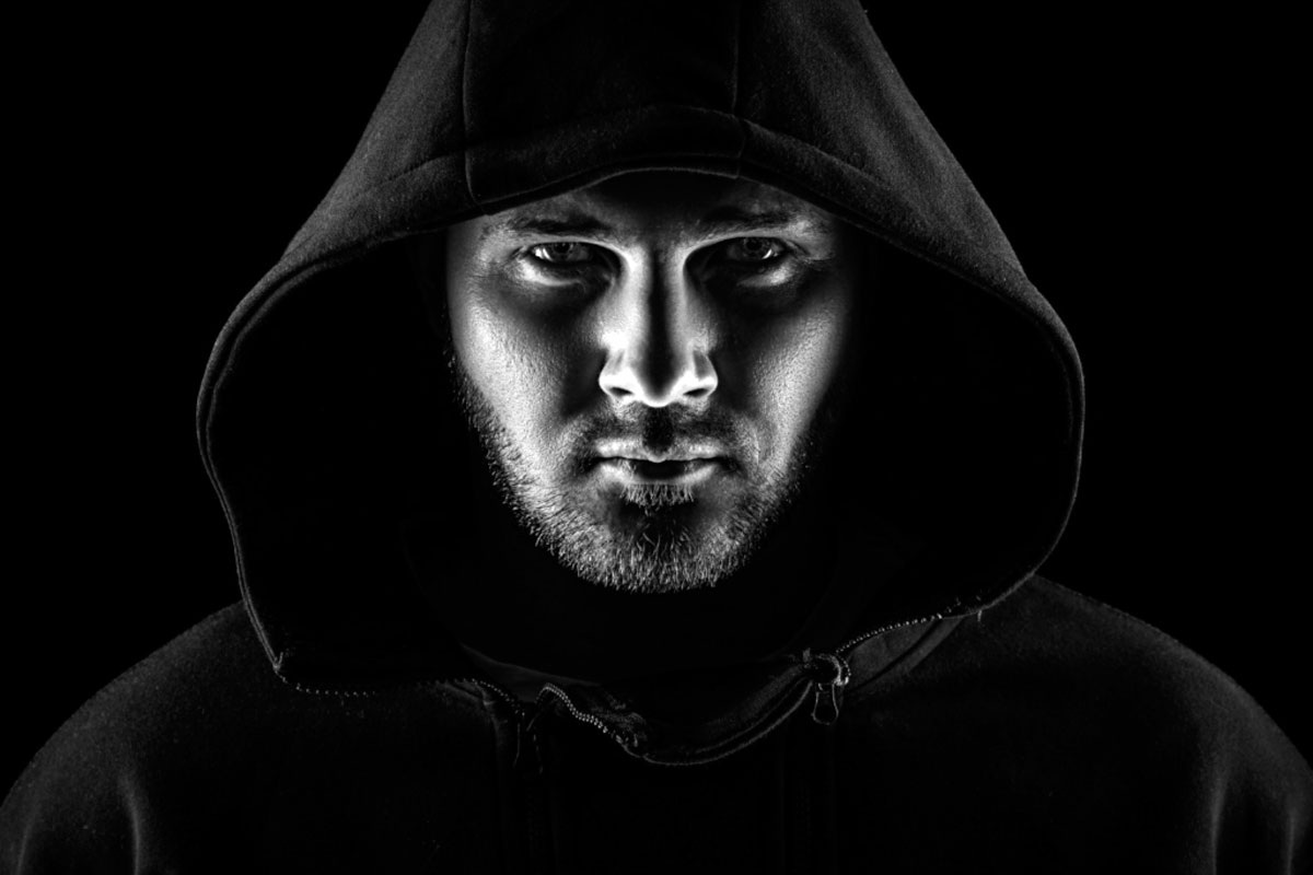 Этот тип обмана включает не пассивное ожидание, а активное убеждение