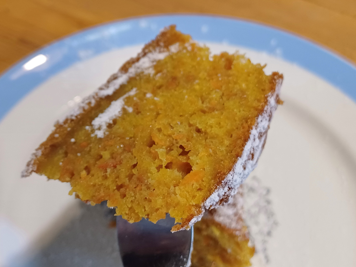 Кусочек готового морковного кекса. Карамельный цвет и вкус. Фото автора