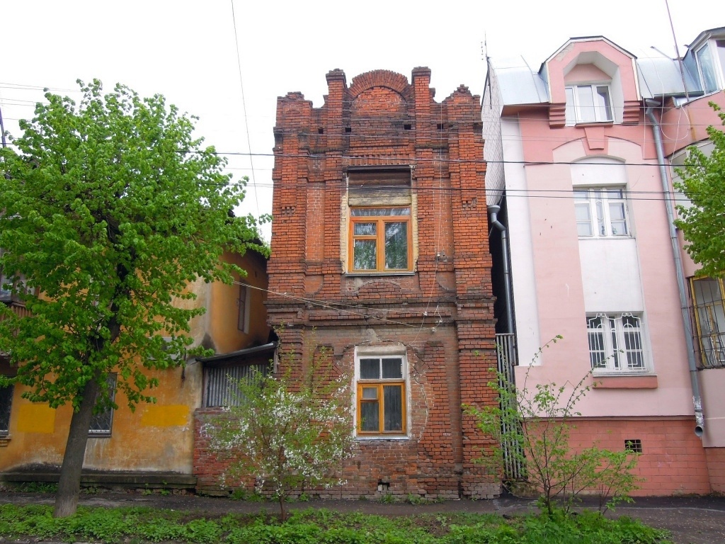 Возможно, перед нами самый узкий дом во всей Центральной России! Фото из группы ВК МБУДО "ДХШ №1": https://vk.com/wall-193316053_2678