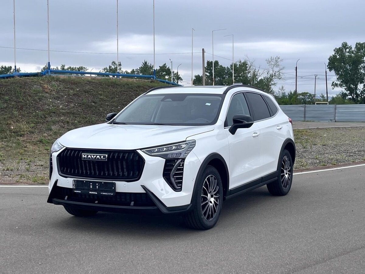 Haval Jolion. Лидер продаж в 2025 году в России. Он не особо отличается внешне и не бросается в глаза. Под капотом турбомотор на полтора литра и 143 л.с. На нем стоит 7-и ступенчатый робот с мокрым сцеплением. Коробка работает плавно, без рывков. Многие владельцы в отзывах говорят, что Jolion не боится пробок и перегрева. При должном обслуживании сцепление ходит по 120.000 км. Масло в двигателе надо менять каждые 7.000 км и он легко переваривает 92 бензин. Подвеска жестковата, шумоизоляция могла бы быть и лучше, но все же, Haval Jolion хорошая рабочая лошадка.