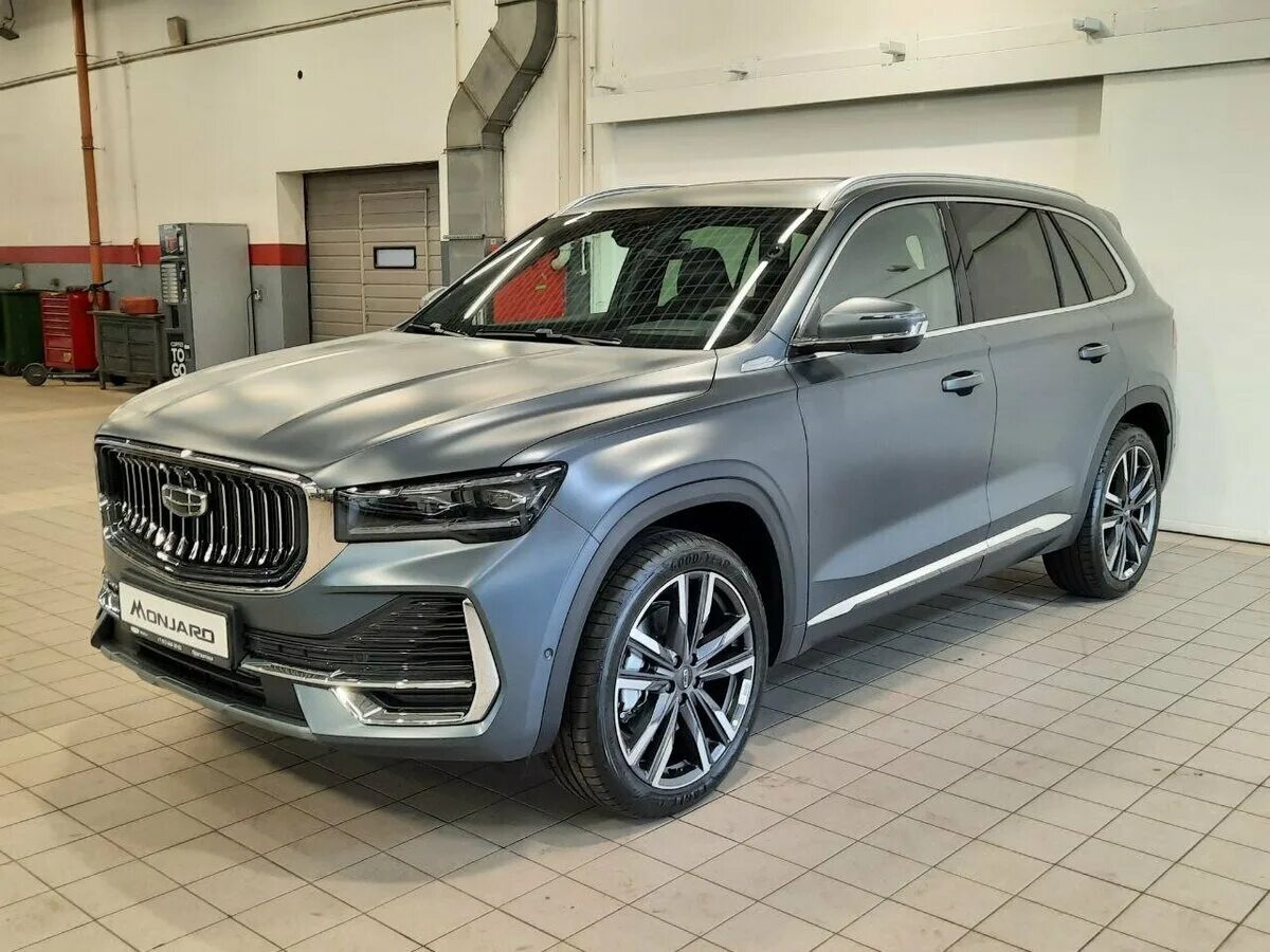 Geely Monjaro. Один из самых зрелых кроссоверов из Китая (разработан совместно с Volvo). Пож капотом турбомотор 2 литра на 238 л.с. в паре с 8-и ступенчатым автоматом. Это тот самый двигатель, что используется в Volvo xc40. Турбина живёт спокойно, масло много не жрет, перегрева нет. Коробка Aisin (классика японской школы) не требует частого обслуживания. Замена масла раз в 60.000 км. Подвеска хорошая, удобная. Электроника, что удивительно, тоже сильная сторона Geely Monjaro. Все работает стабильно и хорошо.