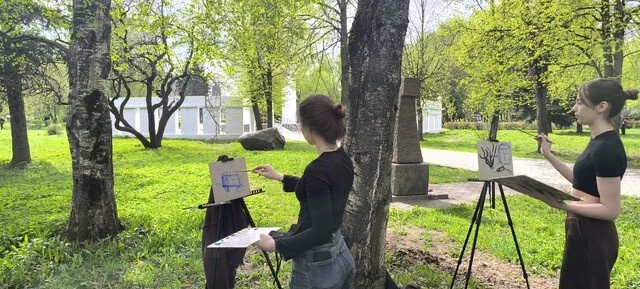 В Твери юные художники Венециановского колледжа вышли на весенний пленэр
