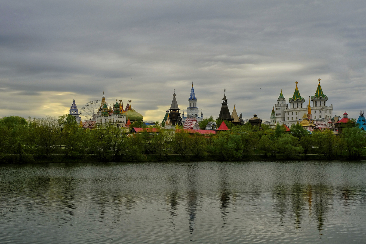 И со стороны парка.