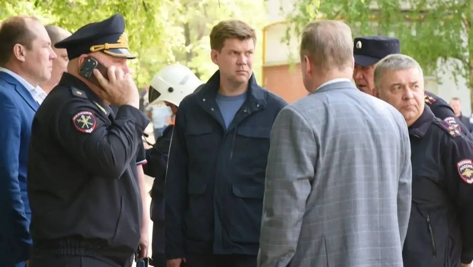    Восстановительные работы в пострадавшем доме стартуют уже сегодня – в первую очередь специалисты займутся остеклением поврежденных оконных проемов. Фото: соцсети Альберта Юмадилова