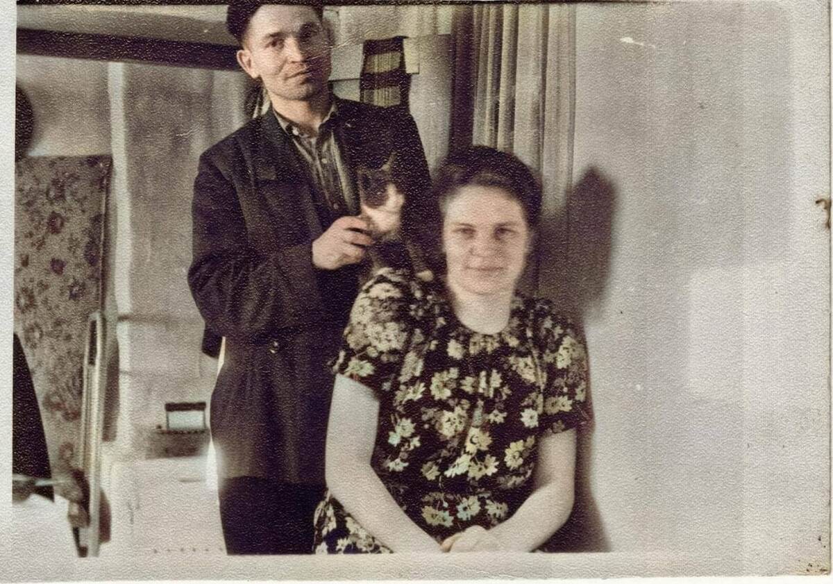 Бабушка и дедушка в молодости.