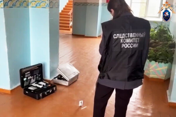 Сотрудник СК РФ на месте стрельбы в школе в Краснодарском крае / СУ СКР по Краснодарскому краю   📷