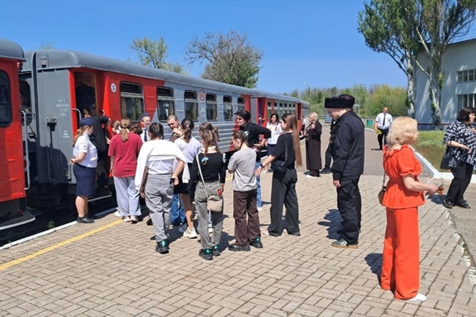    Подопечным фонда «Время добрых» провели экскурсию по Донецкой детской железной дороге. Фото: «Железные дороги Новороссии»