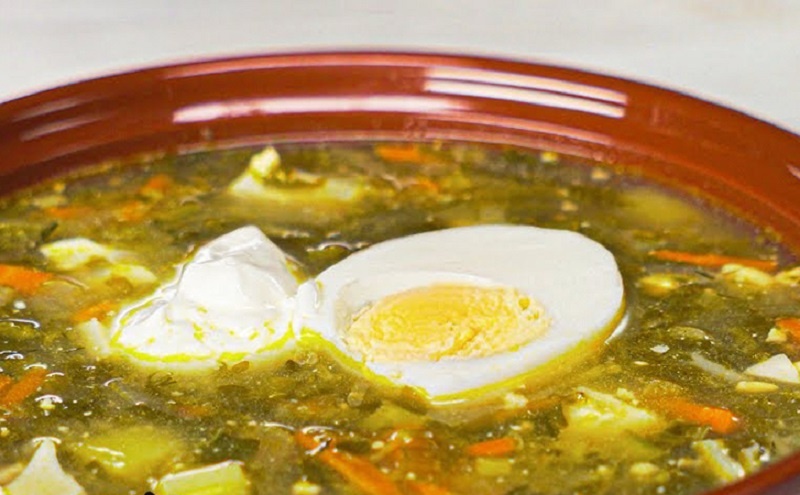 Зеленый борщ за полчаса: яркий вкус, насыщенный бульон без грамма мяса  