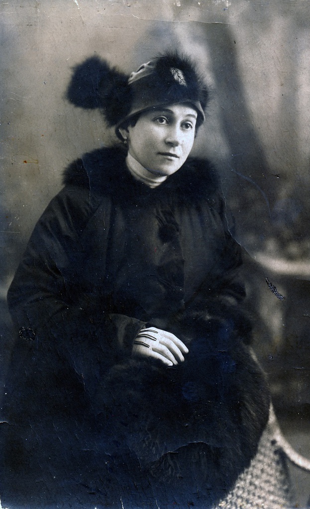Мать Константина Симонова Александра Леонидовна Симонова, в девичестве княжна Оболенская. Неизвестный автор, 6 ноября 1915 года, семейный архив Лары Симоновой.
