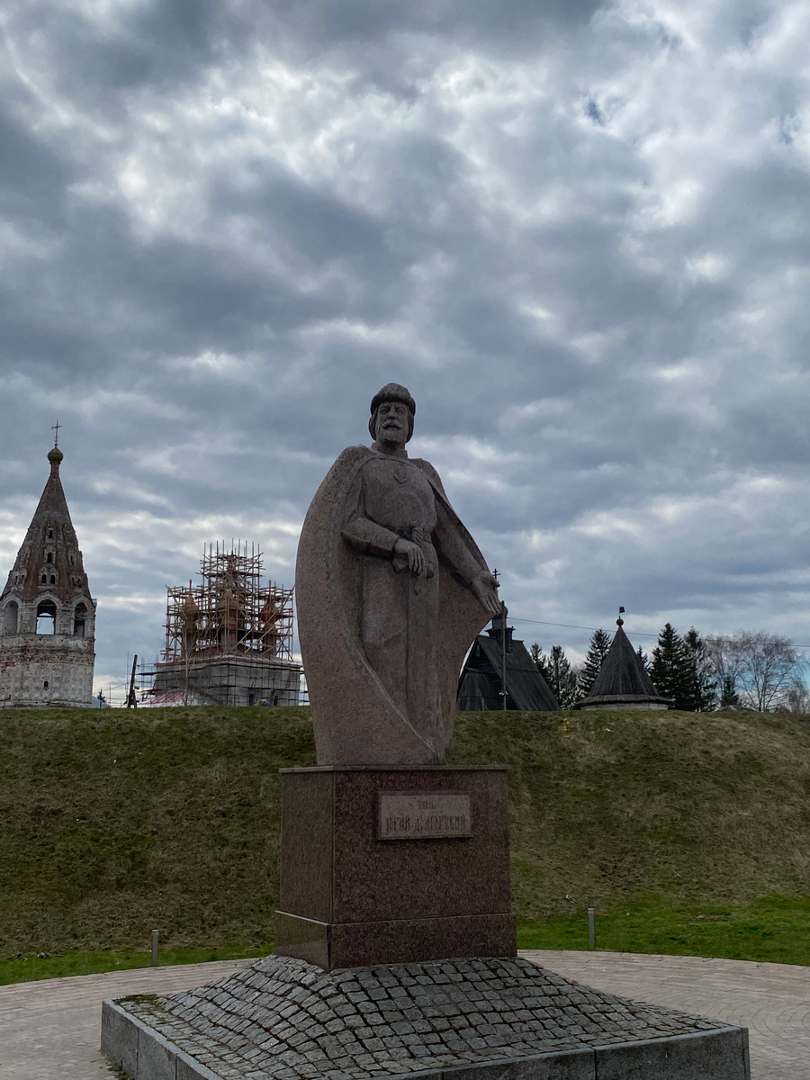 Памятник основателю города- Юрию Долгорукому