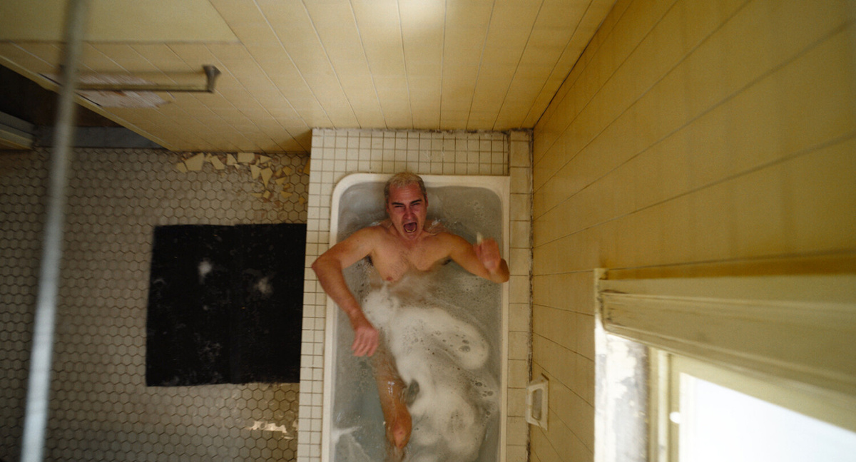 Кадр из фильма "Все страхи Бо / Beau Is Afraid" (источник: https://ru.kinorium.com/2784767/gallery/?photo=51721025) 