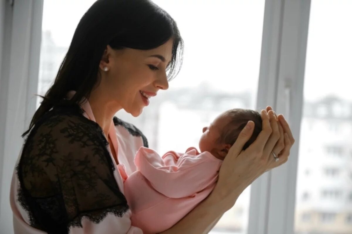    Учёные и соцработники спорят, когда женщине лучше заводить семью и детей.