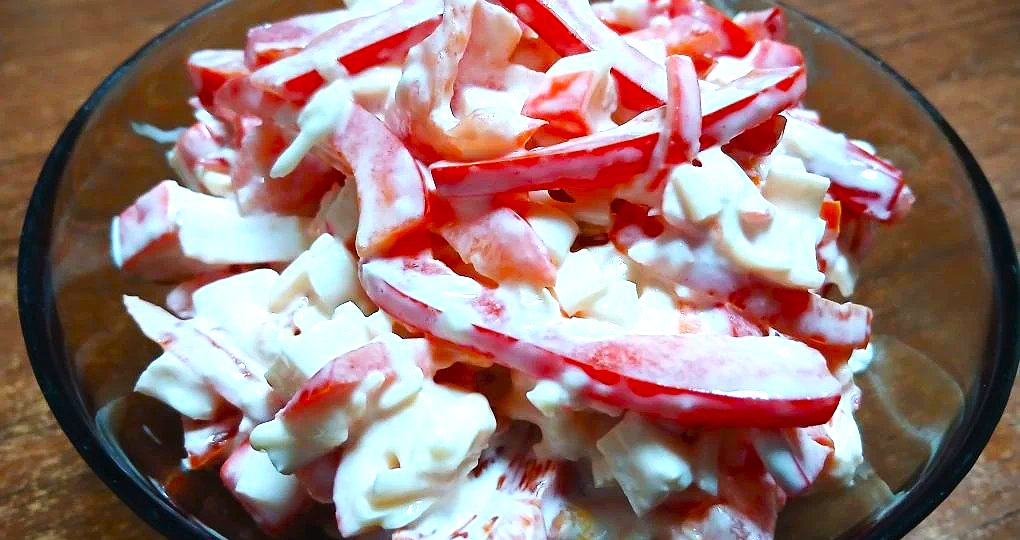 Салат с крабовыми палочками и чесночным майонезом — вкусно и просто!