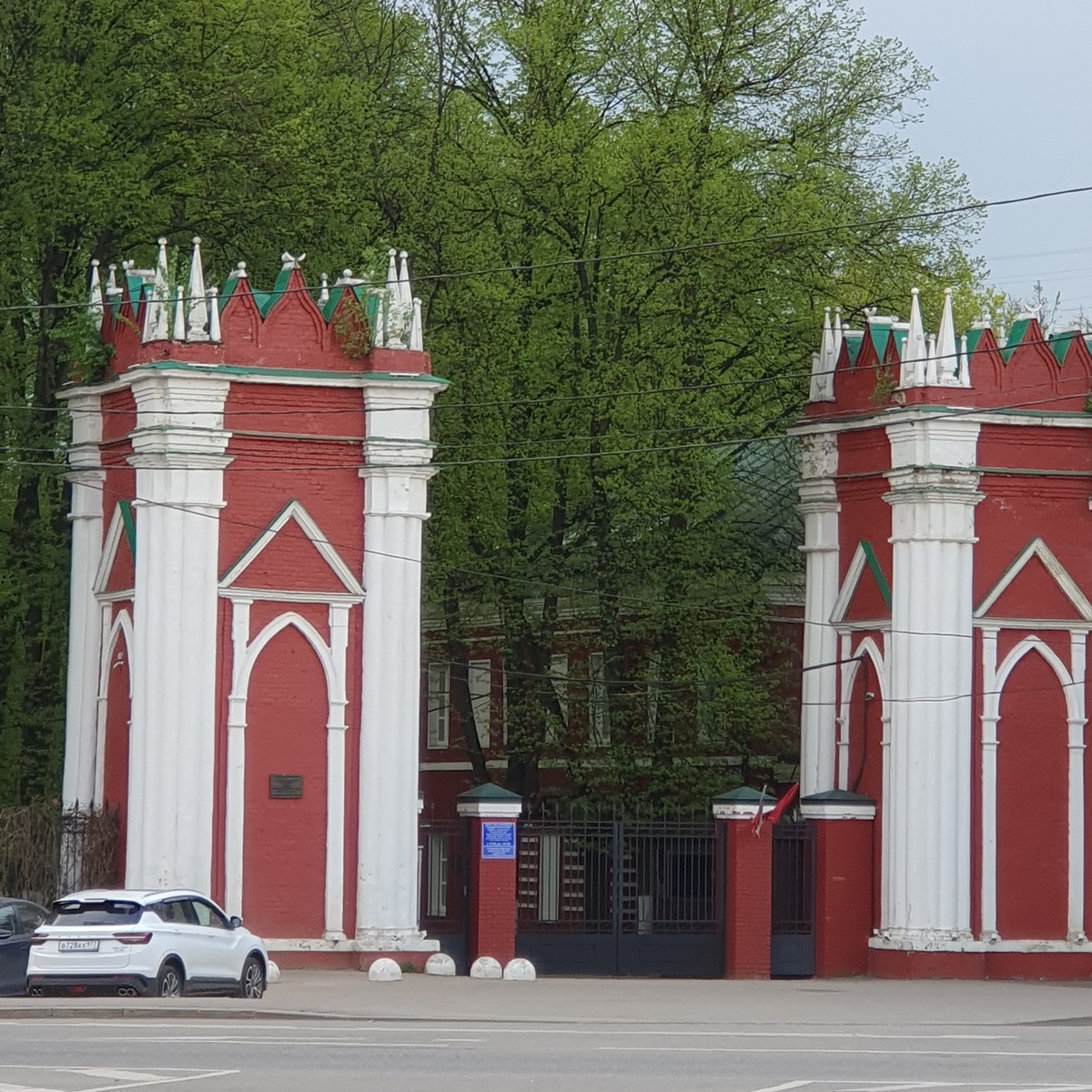 Одни из ворот усадьбы Михалково