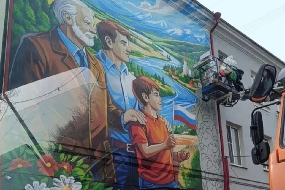   Московские специалисты нанесли мурал на одном из зданий Донецка. Фото: Минстрой России