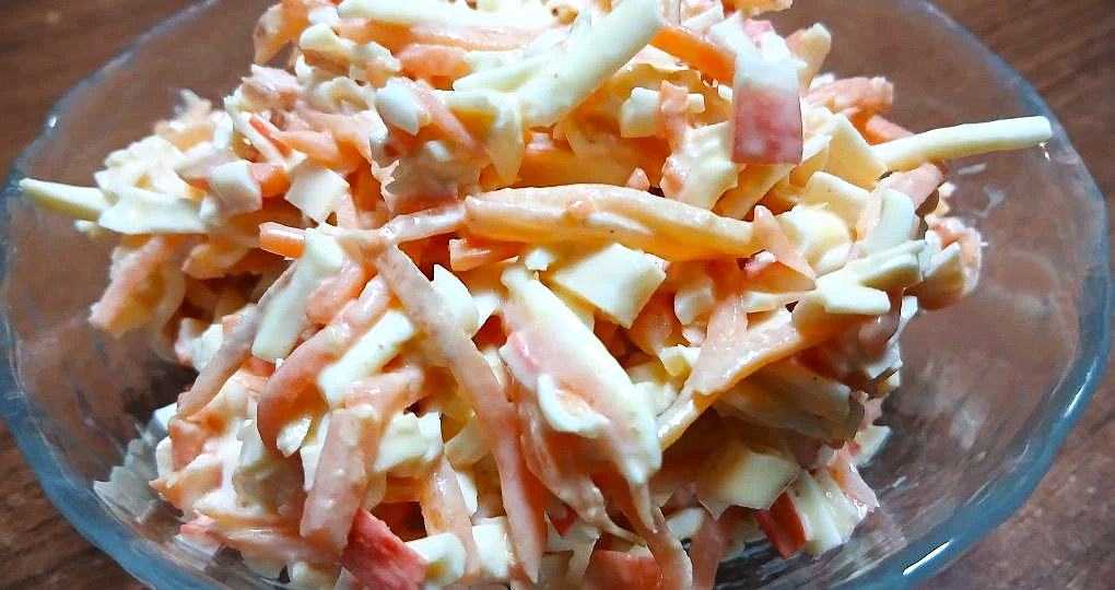 Вкусный салат с крабовыми палочками и корейской морковью – быстро и аппетитно!