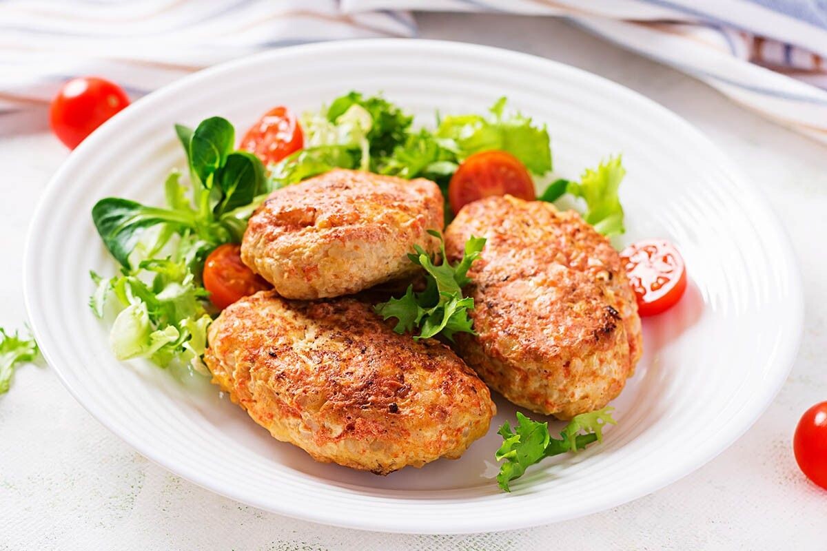 Подавать можно с зеленью и овощами. Источник: Timolina / Shutterstock / FOTODOM📷

