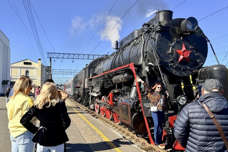    Погружение в историю началось еще на перроне: пассажиров встречали герои в костюмах XIX века и мальчики-разносчики газет, а памятные снимки делали на аутентичную ретрофотокамеру. Фото: ЮУЖД