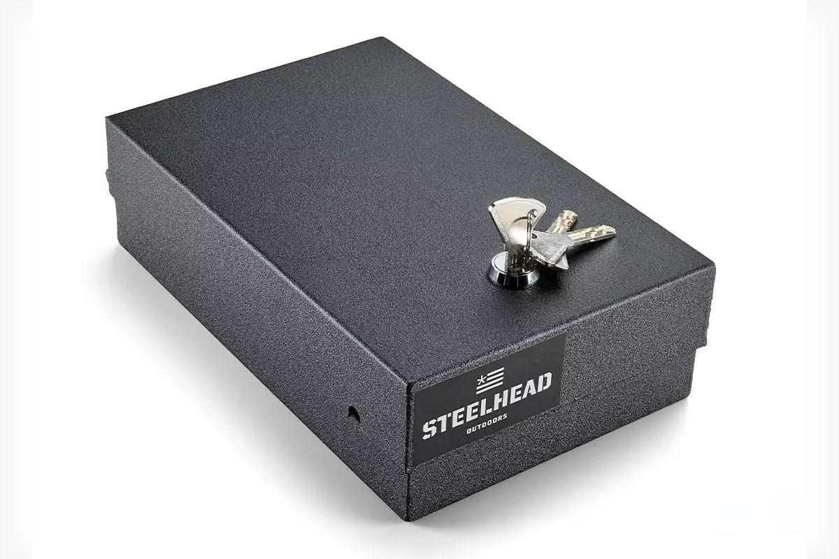 Сейф Drifter 1 от Steelhead Outdoors защищает огнестрельное оружие. Корпус из стали, дополнительная защита штифтов. Страховочный трос продается отдельно на steelheadoutdoors.com.