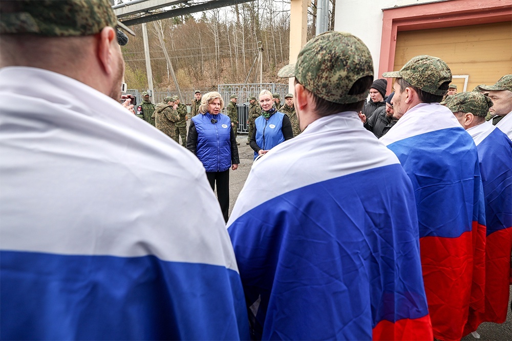    Омбудсмен встречает российских военнослужащих, вернувшихся из плена, на белорусско-украинской границе. / Фото: Александр Щербак / ТАСС