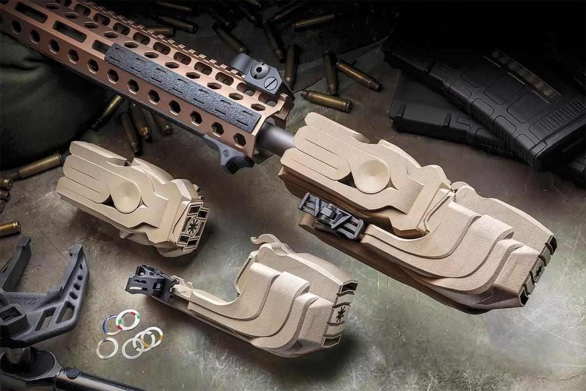 Многофункциональное дульное устройство Multi-Function Muzzle Device (MFMD) от Strategic Sciences объединяет функции глушителя и пламегасителя, снижая уровень шума, вспышки и отдачи. Оно устанавливается на ствол и безопасно для слуха. Дополнительные модули повышают эффективность подавления звука.