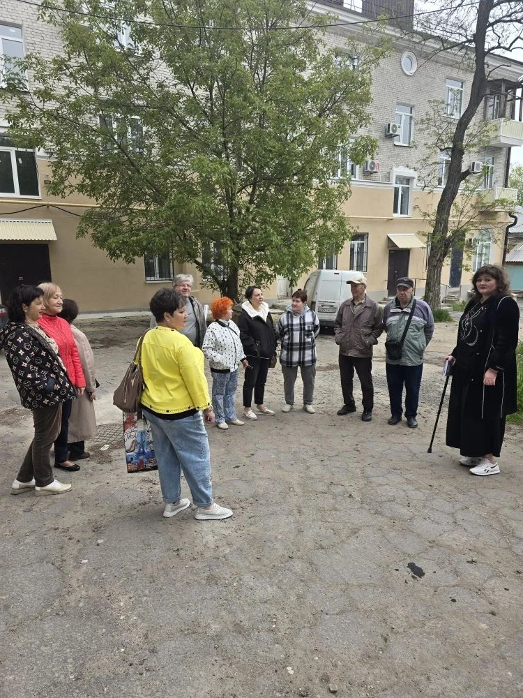 Ирина Иванченко с жителями дома.