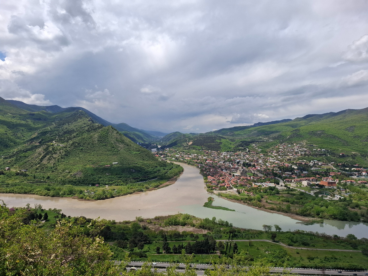 Слияние Куры (более темная вода) и Арагви с видом на Мцхету