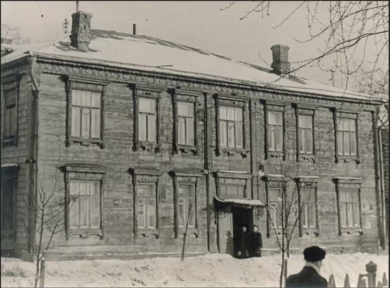 Дом № 11 по Сокольнической слободке. Три окна слева на втором этаже. 1958 год. Из архива Татьяны Кулезневой. Источник https://pastvu.com.