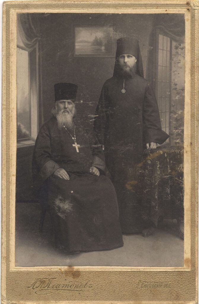 Священник Алексей Троицкий с сыном монахом Иларионом. 1913 год.