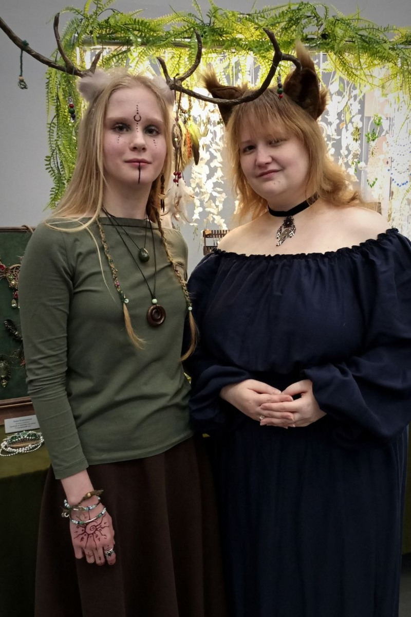 Я (справа) и одна из посетительниц