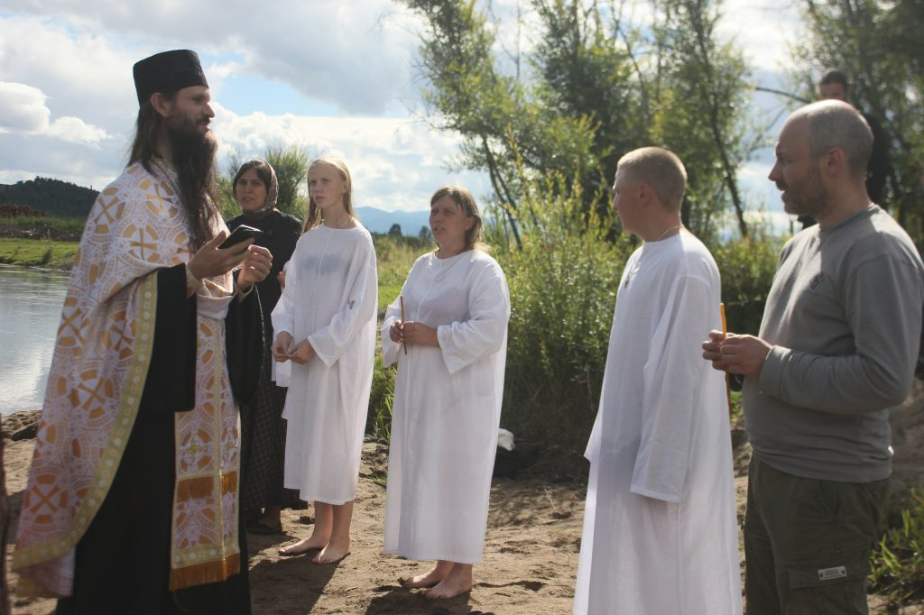 Иеромонах Амвросий (Ситало) совершает таинство Крещения, Тыва. Фото из открытых источников.