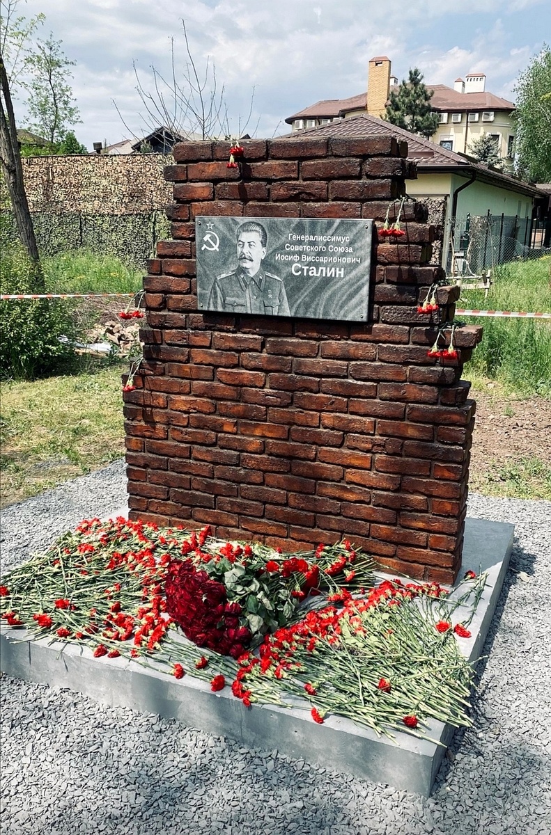 в Ленинаване присутствовало не только старшее поколение. Было много детей и молодежи. Они внимательно слушали, что взрослые рассказывают о Сталине, а потом завалили памятный знак цветами